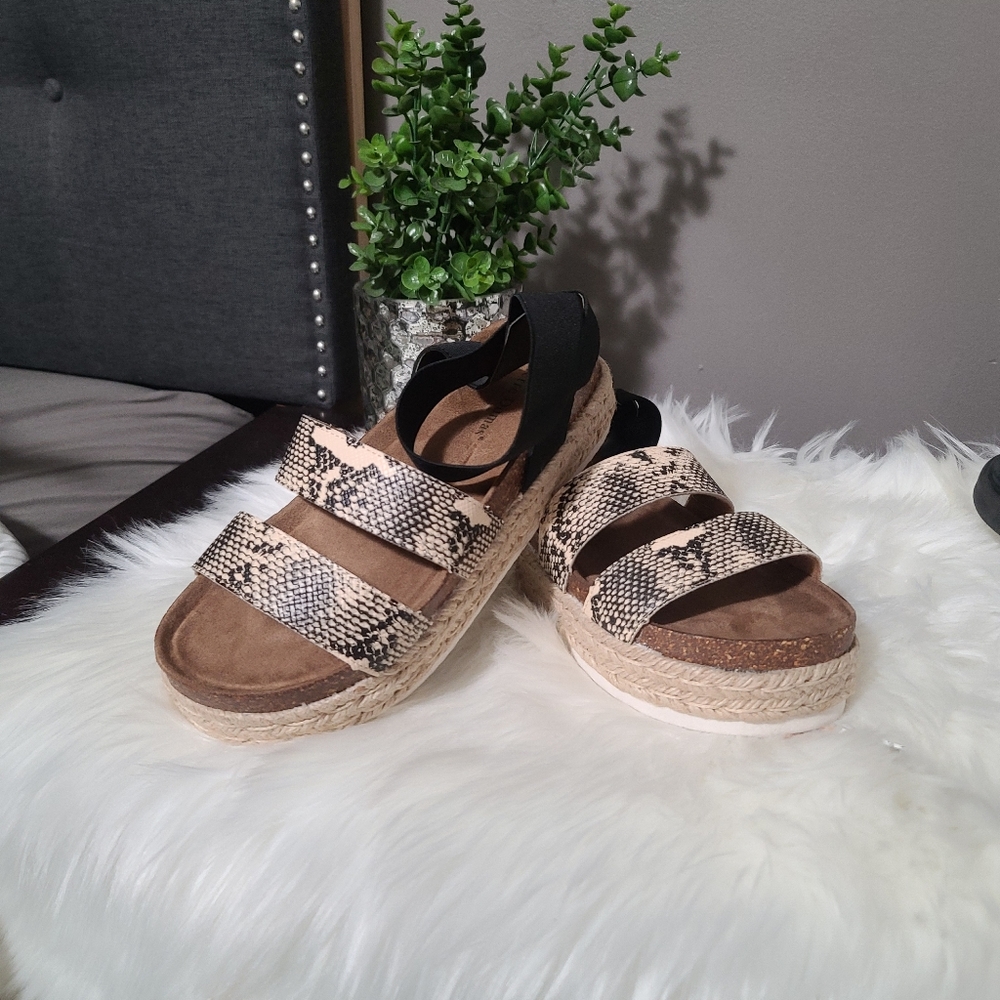 Pierre Dumas wedge sandal Size 9